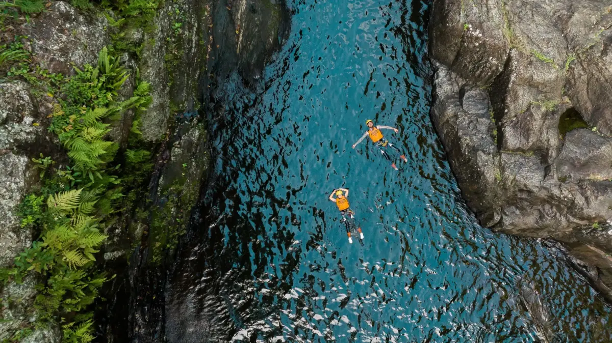 キャニオニングで川に浮かぶ2人