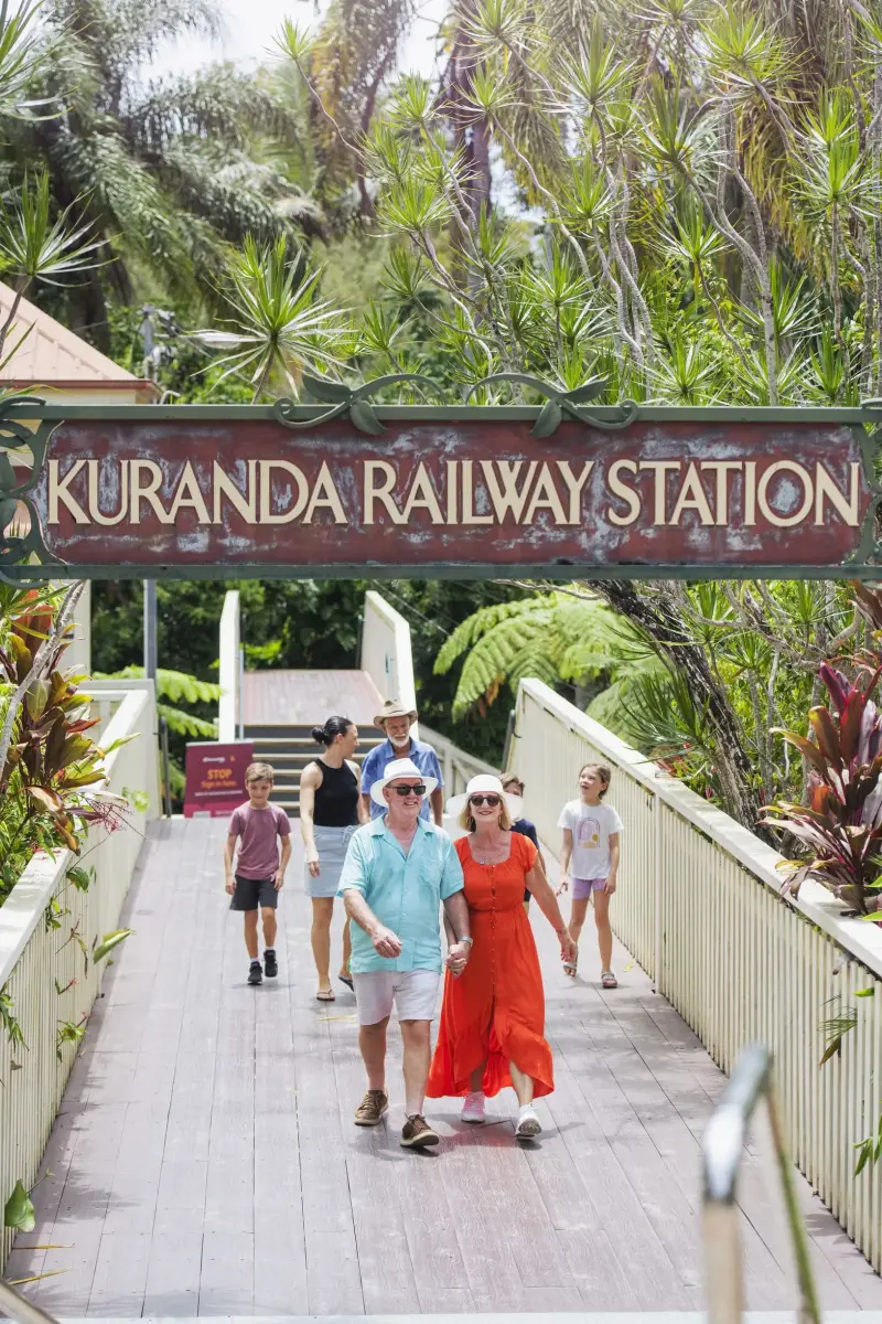 キュランダ鉄道の駅に向かう橋