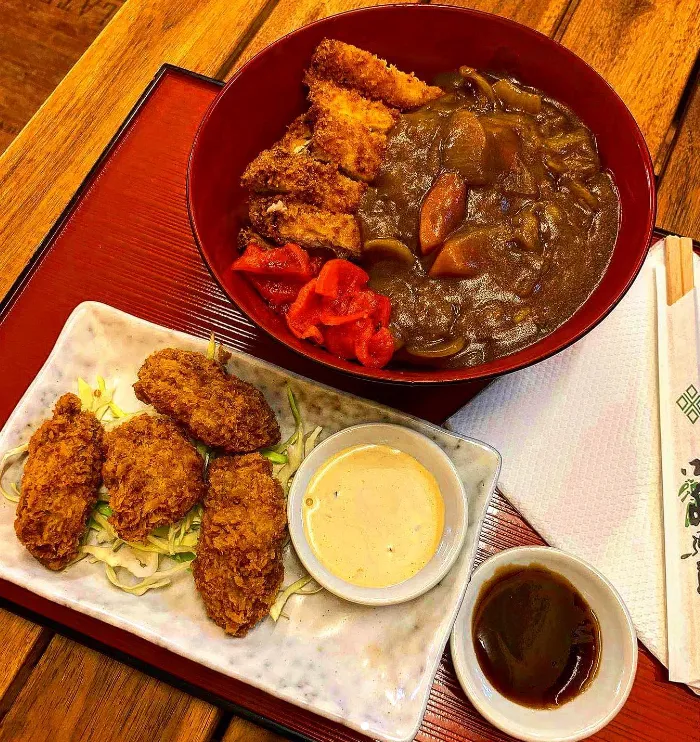 Kibuneのチキンカツカレー丼とカキフライ