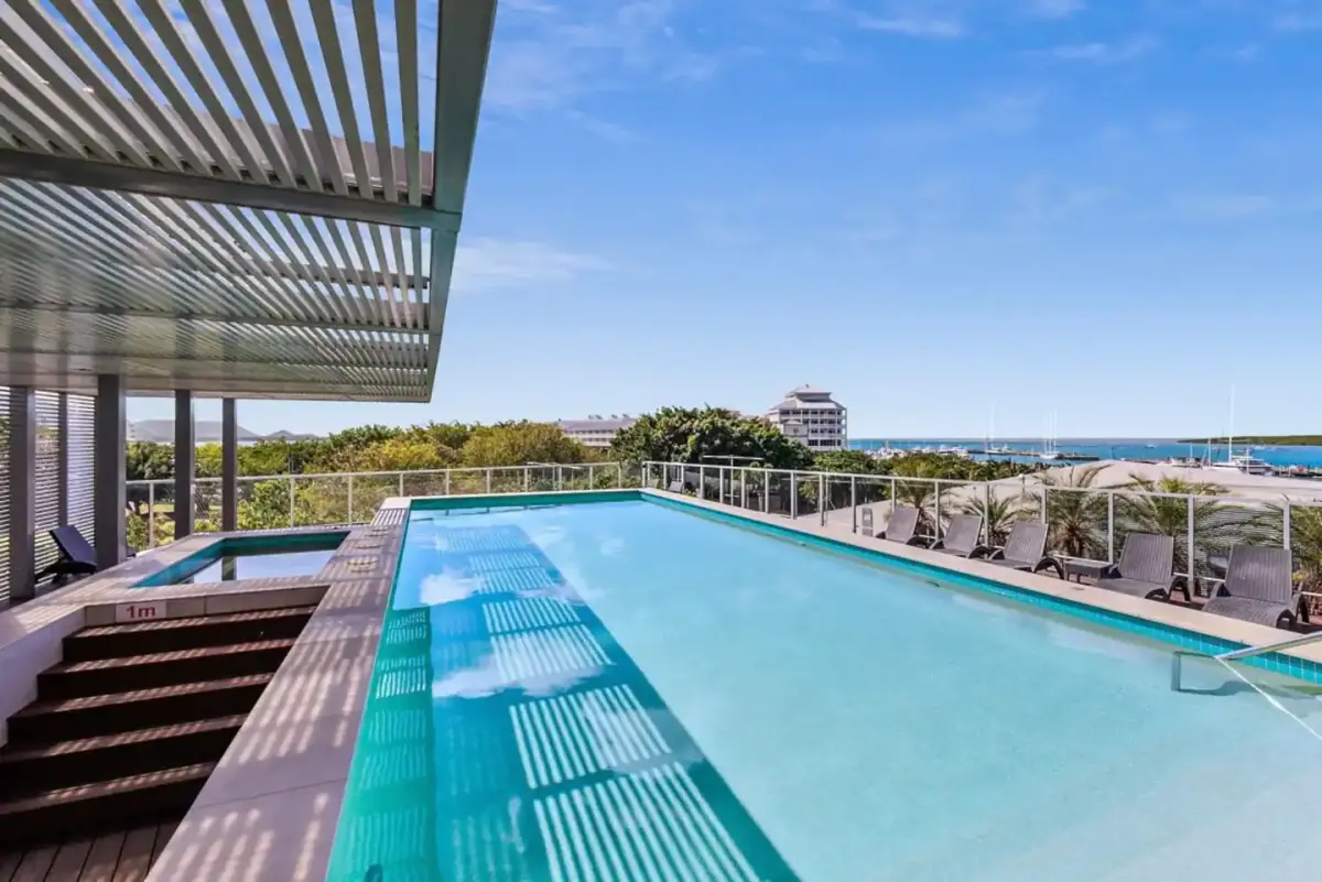 Lux Retreat - Pool, Waterfront & prime Locationの屋外プール