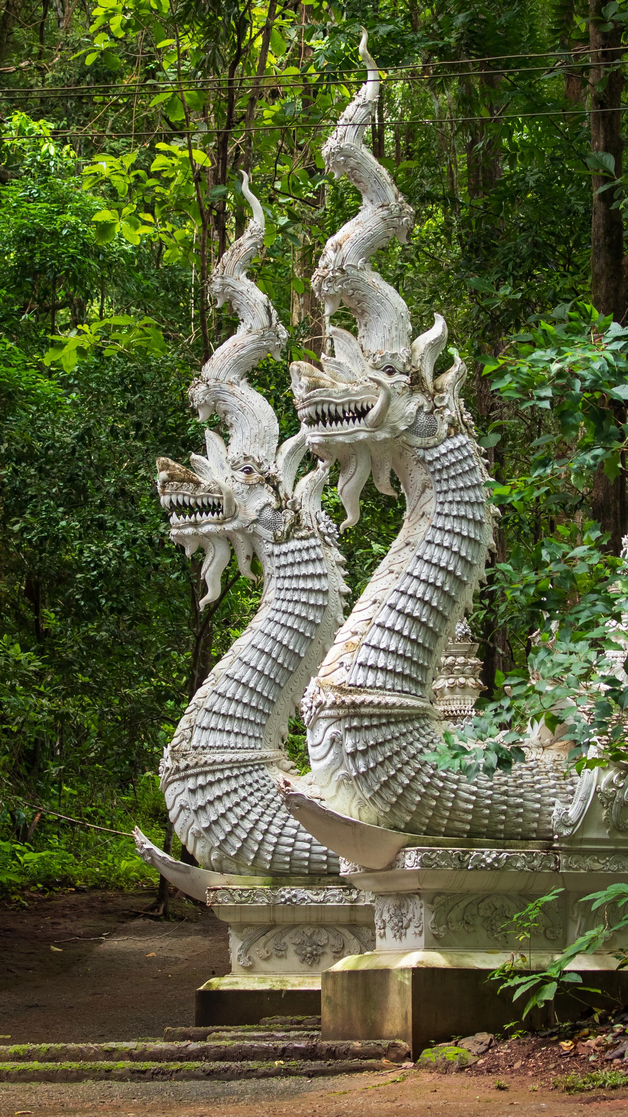 .タイの守護神・ナーガの世界へタイの寺院でよく見かける、蛇の ...