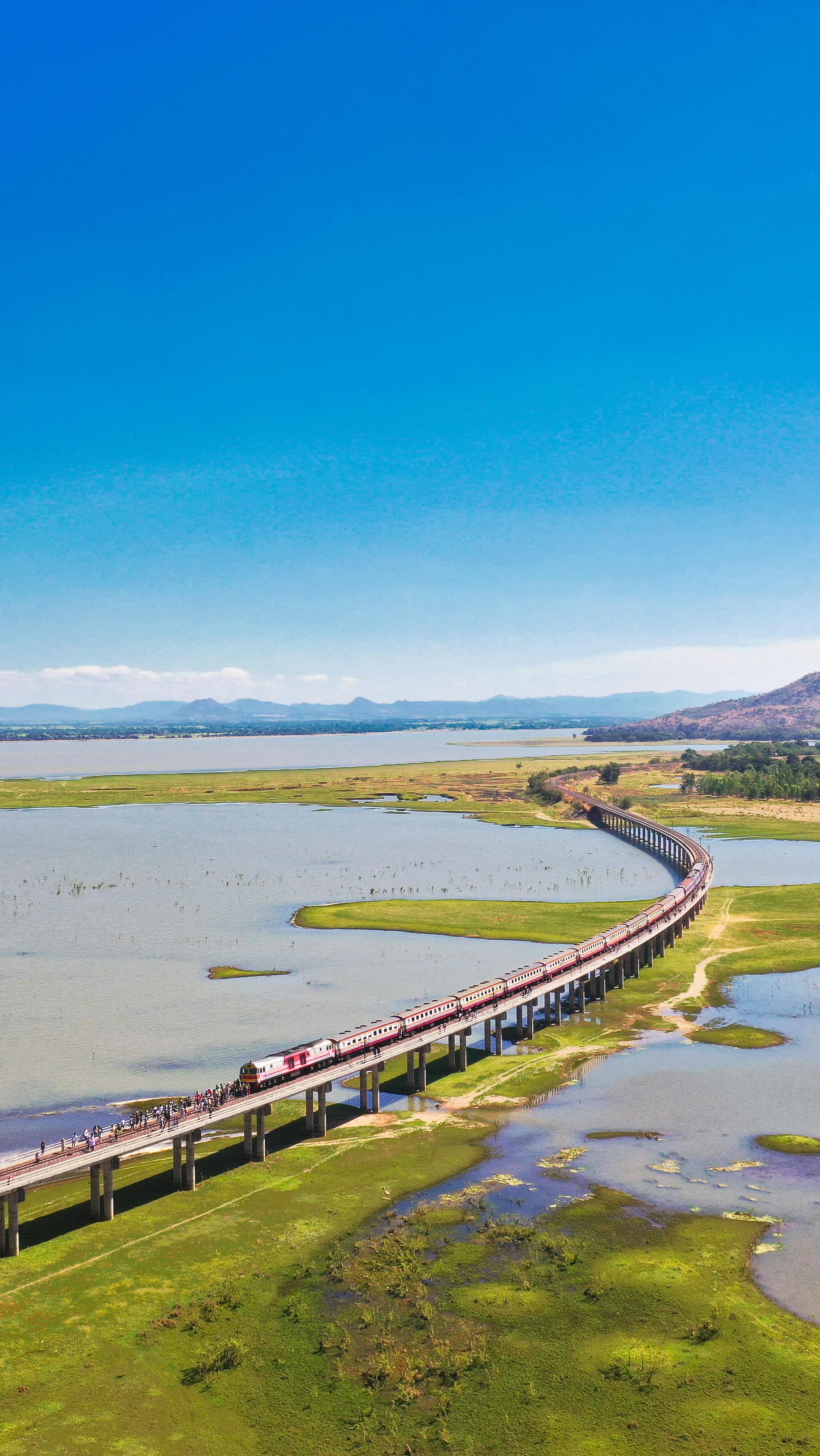 .⋰ ダムの上を走る!? 期間限定の絶景列車旅⋱タイのロッブ ...