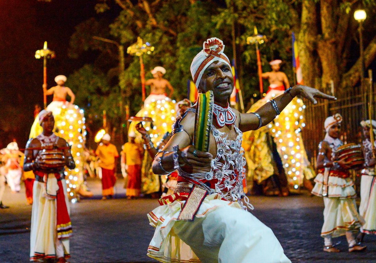 ペラヘラ祭りで踊る伝統衣装の男性