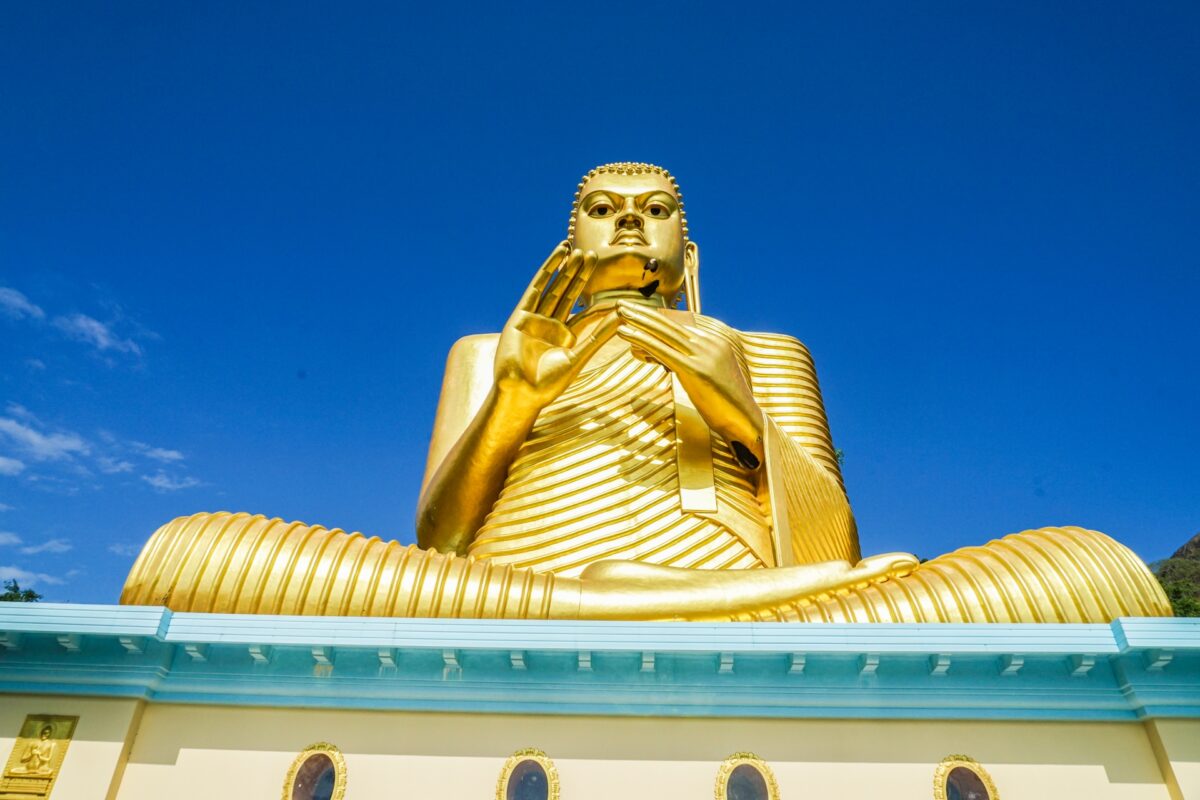 漆黒の洞窟に浮かび上がる黄金の仏像と壁画ダンブッラ石窟寺院