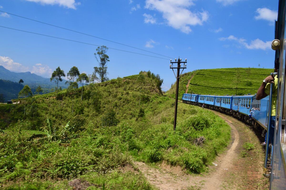 スリランカの紅茶鉄道の車窓から眺める風景