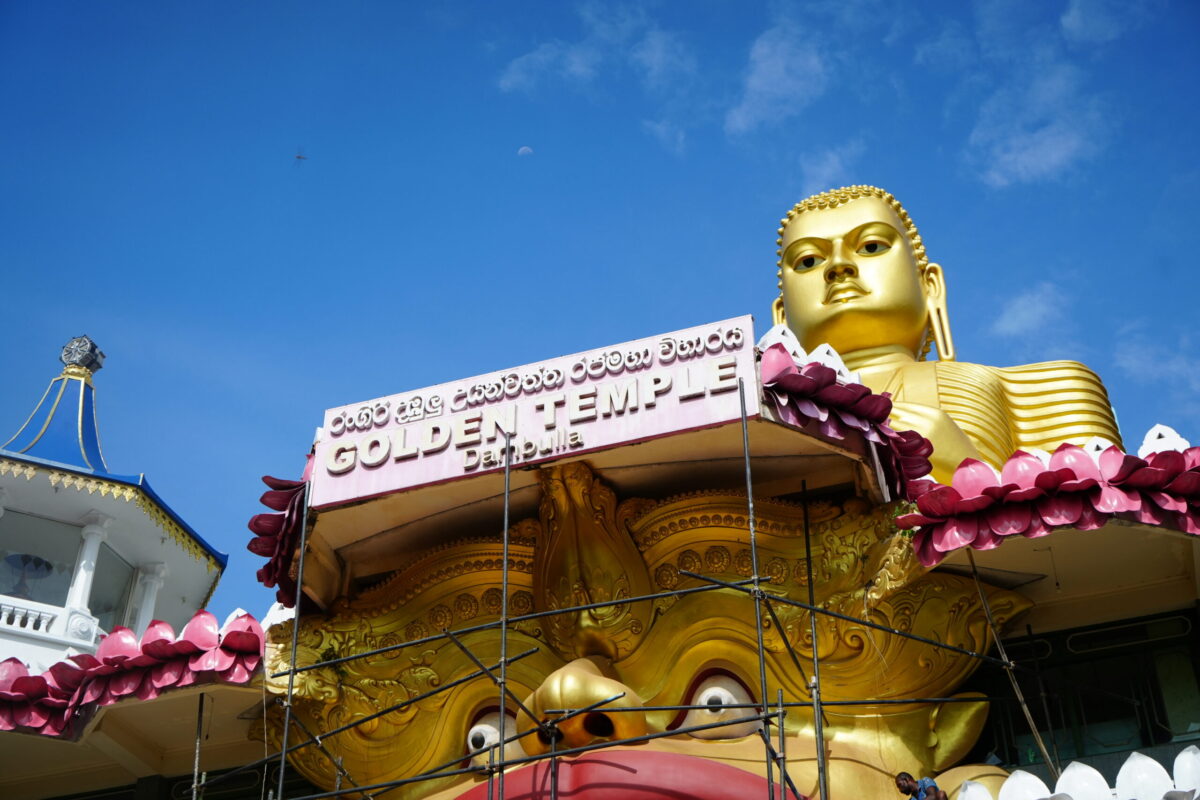 ダンブッラ黄金寺院の看板と巨大な金色の仏像